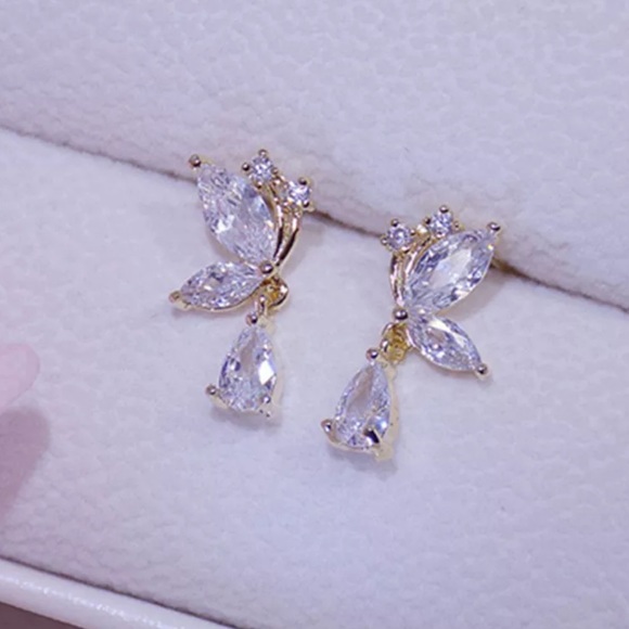 🦋 Gold plated butterfly wings stud earrings - Picture 4 of 5